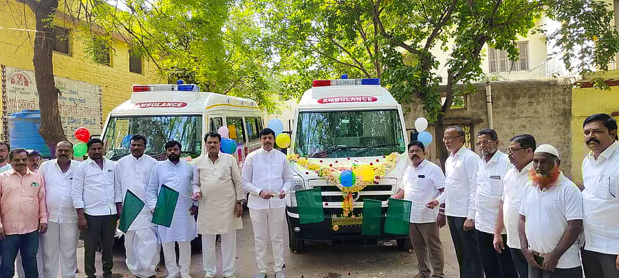 ಸುರಪುರದಲ್ಲಿ ಶಾಸಕ ರಾಜಾ ವೇಣುಗೋಪಾಲನಾಯಕ ಭಾನುವಾರ ನೂತನ ಆಂಬುಲೆನ್ಸ್ಗಳಿಗೆ ಚಾಲನೆ ನೀಡಿದರು