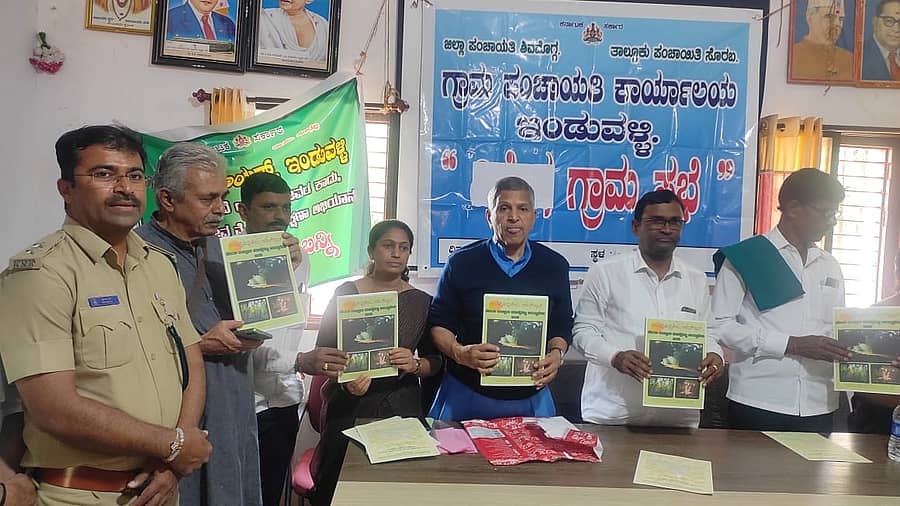 ಸೊರಬ ತಾಲ್ಲೂಕಿನ ಇಂಡುವಳ್ಳಿ ಗ್ರಾಮ ಪಂಚಾಯಿತಿ ಕಚೇರಿಯಲ್ಲಿ ದಂಡಾವತಿ ನದಿ ಅಭಿಯಾನ ಹಾಗೂ ಜೀವವೈವಿಧ್ಯ ಸಮಿತಿಯ ಐದು ವರ್ಷಗಳ ಕಾರ್ಯ ಚಟುವಟಿಕೆಗಳ ವರದಿ ಬಿಡುಗಡೆಗೊಳಿಸಲಾಯಿತು