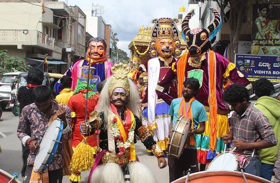 ಆನೇಕಲ್‌ನಲ್ಲಿ ಕನ್ನಡ ಸಂಘಟನೆಗಳ ಕಾರ್ಮಿಕರ ಒಕ್ಕೂಟ ಸಂಘದಿಂದ ಆಯೋಜಿಸಿದ್ದ ಕನ್ನಡಿಗರ ಹಬ್ಬದ ಮೆರವಣಿಗೆಯಲ್ಲಿ ಕಲಾತಂಡಗಳು