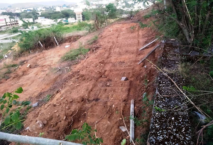 ಹರಪನಹಳ್ಳಿ ಗೋಸಾವಿ ಗುಡ್ಡದ ಹಿಂಭಾಗ ಮಣ್ಣು ಅಗೆದಿರುವ ಕಿಡಿಗೇಡಿಗಳು