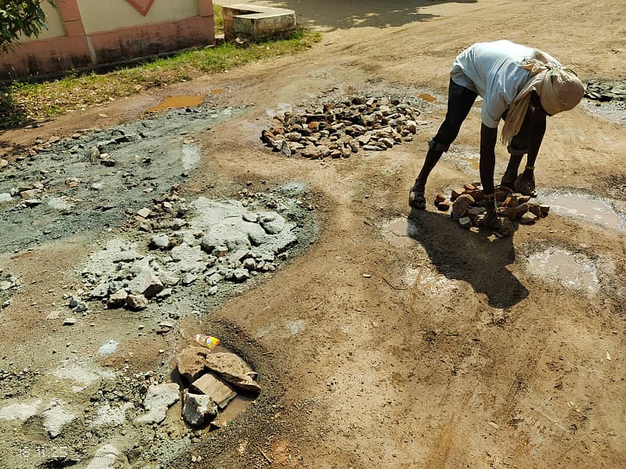 ಹಾವೇರಿಯ ವೈಭವಲಕ್ಷ್ಮಿ ಪಾರ್ಕ್ ರಸ್ತೆಯಲ್ಲಿ ಬಿದ್ದಿದ್ದ ಗುಂಡಿಗಳನ್ನು ಸ್ಥಳೀಯರು ಮುಚ್ಚಿಸಿದರು