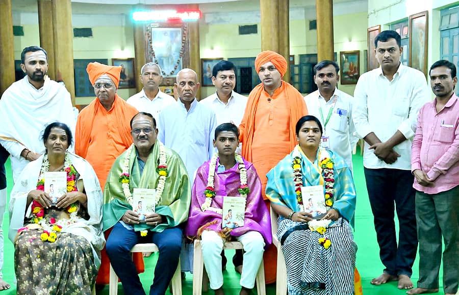 ಬಸವಕಲ್ಯಾಣದಲ್ಲಿ ಅನುಭವ ಮಂಟಪ ಉತ್ಸವ ಅಂಗವಾಗಿ ನಡೆದ ರಾಜ್ಯಮಟ್ಟದ ವಚನ ಕಂಠಪಾಠ ಸ್ಪರ್ಧೆಯಲ್ಲಿ ವಿಜೇತರಾದ ನೀಲಾ ನಾಗಭೂಷಣ(ಪ್ರಥಮ) ಜಗದೀಶ ವೀರಪ್ಪ (ದ್ವಿತೀಯ) ವಿನಾಯಕ ಗುಜನಾಳ (ತೃತೀಯ) ಲತಾ ಶಿವಾನಂದ ಪಾಟೀಲ (ಸಮಾಧಾನಕರ ಬಹುಮಾನ) ಇವರನ್ನು ಸನ್ಮಾನಿಸಲಾಯಿತು