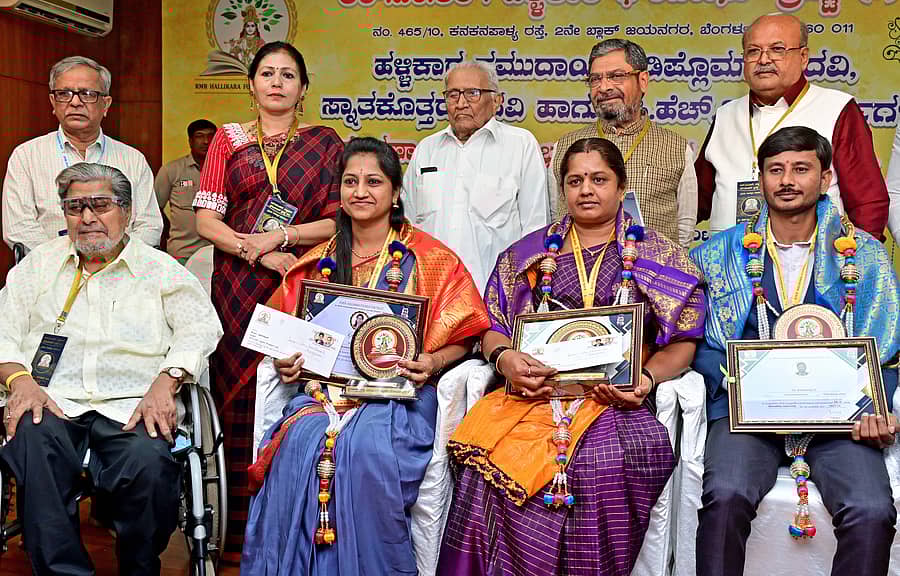 <div class="paragraphs"><p>ಸಮಾರಂಭದಲ್ಲಿ ಸಂಶೋಧನಾ ವಿದ್ಯಾರ್ಥಿಗಳಾದ ಅನ್ನಪೂರ್ಣ ಕೆ., ಲಕ್ಷ್ಮಿ ಎಂ. ಮತ್ತು ಕಾಂತರಾಜು ಎಚ್. ಅವರನ್ನು ಗೌರವಿಸಲಾಯಿತು. ಕೆ.ಎಂ. ನಾಗರಾಜ್, ಮಮತಾ ದೇವರಾಜ್, ಕರ್ನಾಟಕ ಹಳ್ಳಿಕಾರ ಜನಾಂಗದ ಅಧ್ಯಕ್ಷ ಮುನಿರಂಗಪ್ಪ, ನಸೀರ್ ಅಹಮದ್ ಮತ್ತು ಎಚ್.ಎಂ. ರೇವಣ್ಣ ಉಪಸ್ಥಿತರಿದ್ದರು </p></div>