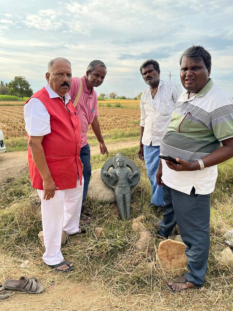 ತೆಕ್ಕಲಕೋಟೆ ಸಮೀಪದ ಬಲಕುಂದಿ- ಮುದೇನೂರು ಗ್ರಾಮದ ಬಳಿ ವಿಜಯನಗರ ತಿರುಗಾಟ ಸಂಶೋಧನ ತಂಡವು ಅಪರೂಪದ ಸೂರ್ಯ ಶಿಲ್ಪ ಪತ್ತೆ ಮಾಡಿದೆ