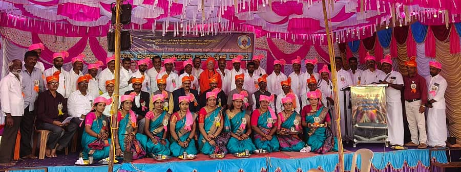 ಹಾವೇರಿ ತಾಲ್ಲೂಕಿನ ಹಂದಿಗನೂರಿನ ಎಸ್.ಎಸ್.ಬಿ. ಮಾಮಲೇದೇಸಾಯಿ ಪ್ರೌಢಶಾಲೆಯಲ್ಲಿ ಭಾನುವಾರ ಏರ್ಪಡಿಸಿದ್ದ ಗುರುವಂದನೆ ಹಾಗೂ ಸ್ನೇಹ ಸಮ್ಮಿಲನ ಸಮಾರಂಭದಲ್ಲಿ ಪಾಲ್ಗೊಂಡಿದ್ದ ಶಿಕ್ಷಕರು ಹಾಗೂ ಹಳೇ ವಿದ್ಯಾರ್ಥಿಗಳು