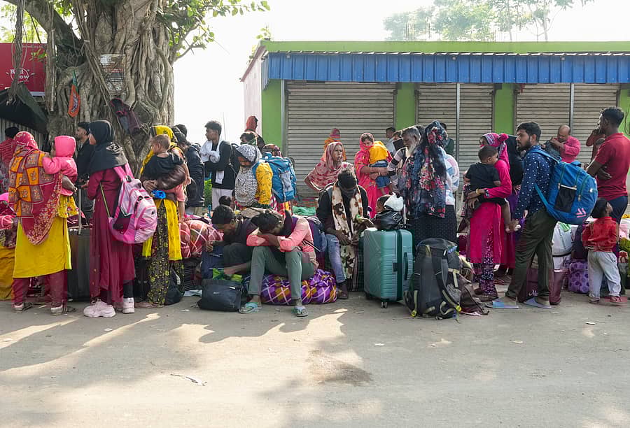 ಭಾರತಕ್ಕೆ ಅಕ್ರಮವಾಗಿ ಪ್ರವೇಶಿಸಿದ್ದ ಬಾಂಗ್ಲಾದೇಶದ ಪ್ರಜೆಗಳು ಸ್ವದೇಶಕ್ಕೆ ಮರಳಲು ಉತ್ತರ 24 ಪರಗಣ ಜಿಲ್ಲೆಯ ಹಕೀಂಪುರದ ಗಡಿ ಭದ್ರತಾ ಠಾಣೆಯ ಬಳಿ ಕಾಯುತ್ತಿದ್ದ ದೃಶ್ಯ –ಪಿಟಿಐ ಚಿತ್ರ