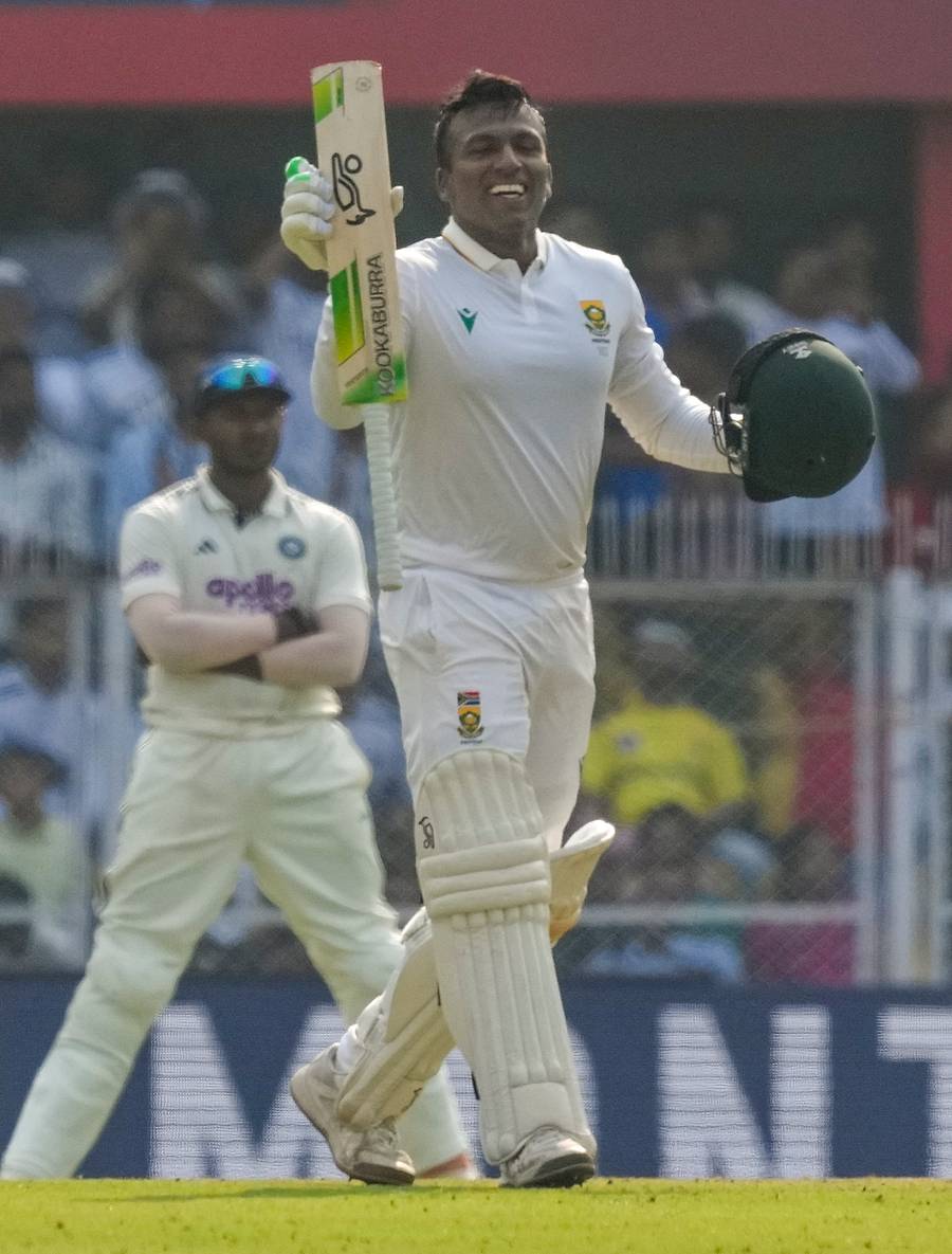 ದಕ್ಷಿಣ ಆಫ್ರಿಕಾ ತಂಡದ ಸೆನುರನ್ ಮುತ್ತುಸಾಮಿ ಶತಕ ಸಂಭ್ರಮ  ಆಚರಿಸಿದರು   –ಪಿಟಿಐ ಚಿತ್ರ