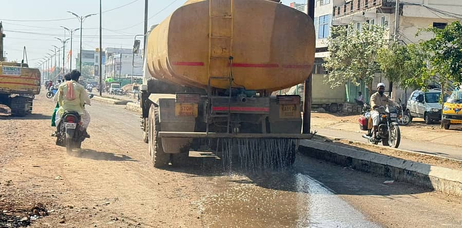 ಹಟ್ಟಿ ಪಟ್ಟಣದಲ್ಲಿ ಮುಖ್ಯ ರಸ್ತೆಗೆ ಜಲ ಜೀವನ ಮಿಷನ್ ಯೋಜನೆಯ ಅಧಿಕಾರಿಗಳು ದೂಳು ನಿಯಂತ್ರಣಕ್ಕೆ ಟ್ಯಾಂಕರ್ ಮೂಲಕ ನೀರು ಸಿಂಪಡಣೆ ಮಾಡುತ್ತಿರುವುದು