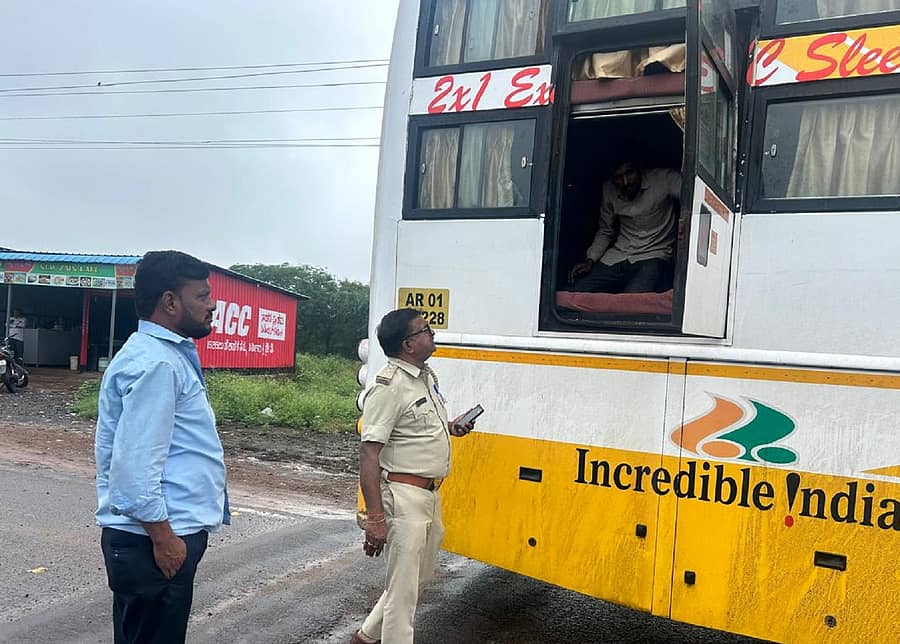 ಹೊರರಾಜ್ಯದ ಬಸ್ಗಳನ್ನು ಪರಿಶೀಲಿಸಿದ ಸಾರಿಗೆ ಅಧಿಕಾರಿಗಳು