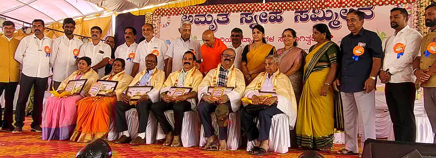 ರಿಪ್ಪನ್‌ಪೇಟೆ ಸಮೀಪದ ಅಮೃತ ಗ್ರಾಮದಲ್ಲಿ ಭಾನುವಾರ ಆಯೋಜಿಸಿದ್ದ ಅಮೃತ ಸ್ನೇಹ ಸಮ್ಮಿಲನ ಕಾರ್ಯಕ್ರಮದಲ್ಲಿ ವಿದ್ಯೆ ಕಲಿಸಿದ ಗುರುಗಳನ್ನು ಸನ್ಮಾನಿಸಲಾಯಿತು 