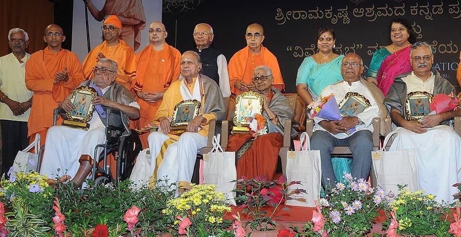 ಮೈಸೂರಿನ ರಾಮಕೃಷ್ಣ ಆಶ್ರಮದ ಶತಮಾನೋತ್ಸವದಲ್ಲಿ ಭಾನುವಾರ ಸಾಹಿತಿ ಎಚ್.ಲಕ್ಷ್ಮೀನರಸಿಂಹ ಶಾಸ್ತ್ರಿ, ನಿವೃತ್ತ ಪ್ರಾಧ್ಯಾಪಕರಾದ ಕೆ.ಎಲ್.ಪ್ರಸನ್ನಾಕ್ಷಿ, ಕೆ.ಅನಂತರಾಮು, ಎಚ್.ಎನ್.ಮುರಳೀಧರ ಹಾಗೂ ಮಯೂರ್ ಗ್ರಾಫಿಕ್ಸ್‌ನ ಪಾರ್ಥಸಾರಥಿ ಅವರನ್ನು ಗಣ್ಯರು ಅಭಿನಂದಿಸಿದರು