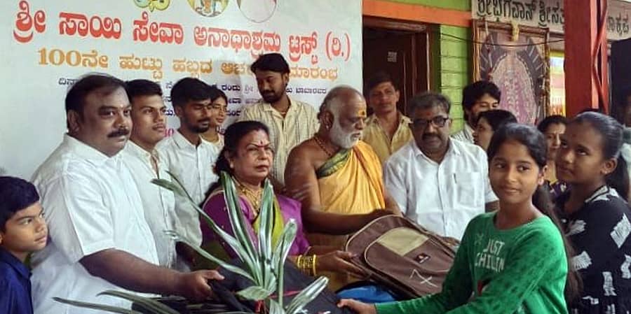 ಶ್ರೀರಂಗಪಟ್ಟಣದ ಶ್ರೀ ಸಾಯಿ ಸೇವಾ ಅನಾಥಾಶ್ರಮದಲ್ಲಿ, ಸತ್ಯ ಸಾಯಿಬಾಬಾ ಅವರ ಜನ್ಮ ಶತಮಾನೋತ್ಸವದ ನಿಮಿತ್ತ ವಿದ್ಯಾರ್ಥಿಗಳಿಗೆ ಬ್ಯಾಗ್ ಮತ್ತು ಲೇಖನ ಪರಿಕರಗಳನ್ನು ಆಶ್ರಮದ ಮುಖ್ಯಸ್ಥ ಸಾಯಿಕುಮಾರ್ ವಿತರಿಸಿದರು. ಜ್ಯೋತಿಷಿ ವಿ. ಭಾನುಪ್ರಕಾಶ್ ಶರ್ಮಾ ಪಾಲ್ಗೊಂಡಿದ್ದರು