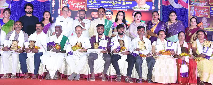 <div class="paragraphs"><p>ತುಮಕೂರಿನಲ್ಲಿ ಶನಿವಾರ ಐಕ್ಯ ಫೌಂಡೇಶನ್, ಇನ್ನರ್ ವ್ಹೀಲ್ ಸಂಸ್ಥೆ ಸಹಯೋಗದಲ್ಲಿ ಆಯೋಜಿಸಿದ್ದ ಕಲ್ಪತರು ಉತ್ಸವದಲ್ಲಿ ಪ್ರಗತಿಪರ ರೈತರನ್ನು ಸನ್ಮಾನಿಸಲಾಯಿತು. </p></div>