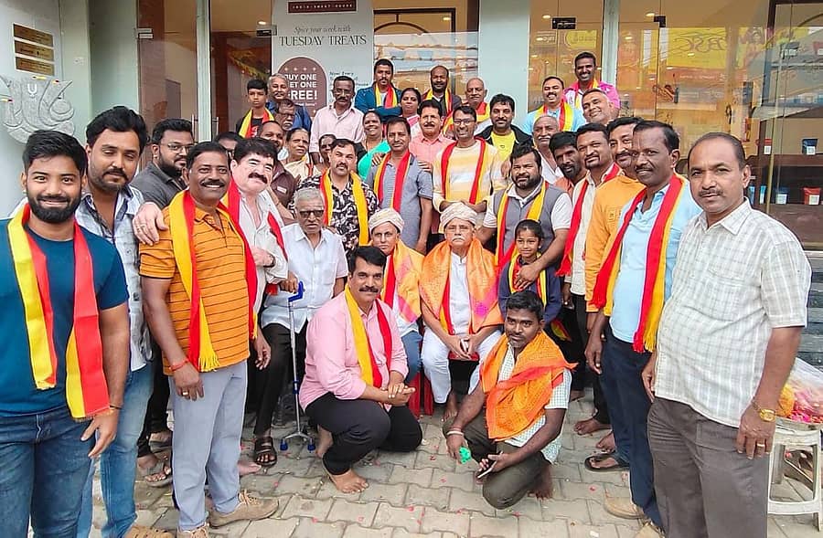 ದಾವಣಗೆರೆಯ ಪಿ.ಬಿ. ರಸ್ತೆಯಲ್ಲಿ ವಾಯು ವಿಹಾರ ಬಳಗದ ವತಿಯಿಂದ ಭಾನುವಾರ  ಕರ್ನಾಟಕ ರಾಜ್ಯೋತ್ಸವ ಆಚರಿಸಲಾಯಿತು