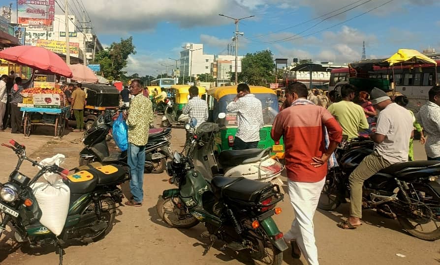 ಶಿರಾದ ಕೆಎಸ್ಆರ್‌ಟಿಸಿ ಬಸ್ ನಿಲ್ದಾಣ ಪಕ್ಕದಲ್ಲಿ ಎಲ್ಲೆಂದರಲ್ಲಿ ವಾಹನ ನಿಲುಗಡೆ