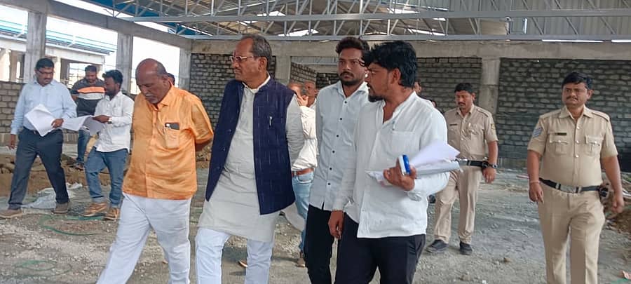 ಔರಾದ್ ತಾಲ್ಲೂಕಿನ ಹೆಡಗಾಪುರದ ಜಾನುವಾರು ತಳಿ ಸಂವರ್ಧನಾ ಕೇಂದ್ರದ ಕಾಮಗಾರಿಯನ್ನು ಶಾಸಕ ಪ್ರಭು ಚವಾಣ್ ಪರಿಶೀಲಿಸಿದರು