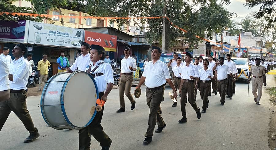 ಬ್ಯಾಡಗಿಯಲ್ಲಿ ಆರ್ಎಸ್ಎಸ್ ಗಣವೇಷಧಾರಿಗಳು ಭಾನುವಾರ ಪಥ ಸಂಚಲನ ನಡೆಸಿದರು