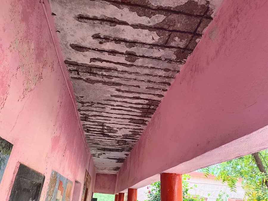 ಮುದಗಲ್ ಸಮೀಪದ ಹನಮನಗುಡ್ಡ (ಹೊಸೂರು) ಗ್ರಾಮದ ಸರ್ಕಾರಿ ಹಿರಿಯ ಪ್ರಾಥಮಿಕ ಶಾಲೆ ಕೊಠಡಿಯ ಮೇಲ್ಚಾವಣಿಯ ಸಿಮೆಂಟ್ ಉದುರಿರುವುದು