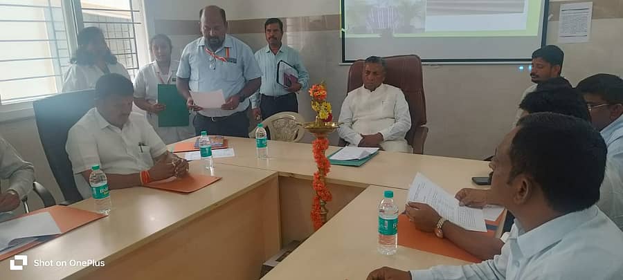 ದೇವನಹಳ್ಳಿ ತಾಲ್ಲೂಕು ಆಸ್ಪತ್ರೆಯಲ್ಲಿ ನಡೆದ ಆರೋಗ್ಯ ರಕ್ಷಾ ಸಮಿತಿ ಸಭೆಯಲ್ಲಿ ಸಚಿವ ಕೆ.ಎಚ್. ಮುನಿಯಪ್ಲ ಮಾತನಾಡಿದರು
