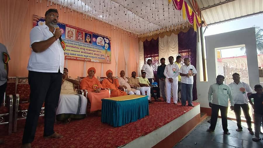 ಮುನವಳ್ಳಿಯಲ್ಲಿ ನಡೆದ ಕಾಳಿಕಾದೇವಿ ಜಾತ್ರಾ ಮಹೋತ್ಸವದ ಕಾರ್ಯಕ್ರಮದಲ್ಲಿ ಶಾಸಕ ವಿಶ್ವಾಸ ವೈದ್ಯ ಮಾತನಾಡಿದರು