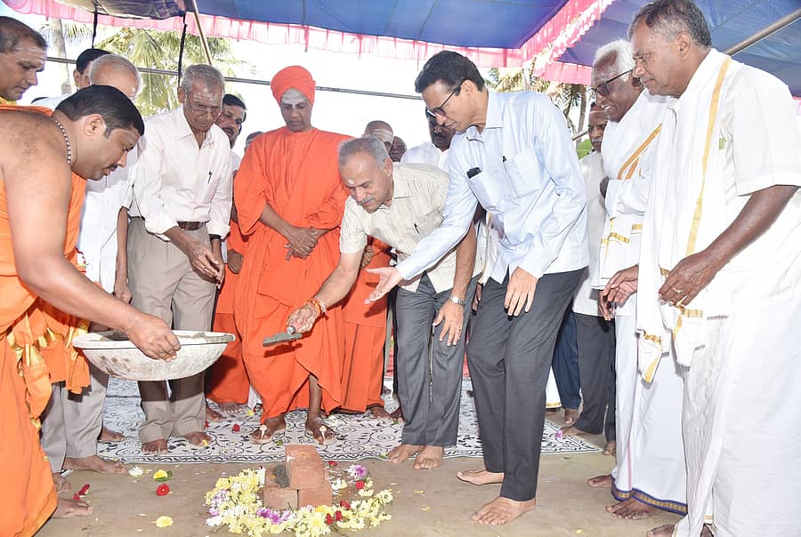 ತುಮಕೂರಿನ ಸಿದ್ಧಗಂಗಾ ಮಠದಲ್ಲಿ ಭಾನುವಾರ ಶಿವಕುಮಾರ ಸ್ವಾಮೀಜಿ ಪುತ್ಥಳಿ ಪ್ರತಿಷ್ಠಾಪನಾ ಕಾರ್ಯಕ್ಕೆ ಭೂಮಿ ಪೂಜೆ ನಡೆಯಿತು. ಸಿದ್ಧಗಂಗಾ ಮಠದ ಸಿದ್ಧಲಿಂಗ ಸ್ವಾಮೀಜಿ, ಶಾಸಕರಾದ ಬಿ.ಸುರೇಶ್‌ಗೌಡ, ಜಿ.ಬಿ.ಜ್ಯೋತಿಗಣೇಶ್‌ ಇತರರು ಪಾಲ್ಗೊಂಡಿದ್ದರು