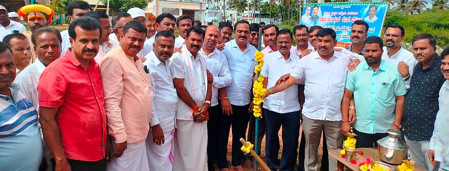 ಕಡೂರು ಪಟ್ಟಣದ 5ನೇ ವಾರ್ಡ್‌ನ ಮಹಾಲಕ್ಷ್ಮಿ ಲೇಔಟ್‌ನಲ್ಲಿ ಭಾನುವಾರ ಸಿಸಿ ರಸ್ತೆ ನಿರ್ಮಾಣಕ್ಕೆ ಶಾಸಕ ಕೆ.ಎಸ್‌.ಆನಂದ್‌ ಭೂಮಿಪೂಜೆ ನೆರವೇರಿಸಿದರು. ಭಂಡಾರಿ ಶ್ರೀನಿವಾಸ್‌, ಕೆ.ಎಂ.ಮೋಹನ ಕುಮಾರ್‌, ಎಂ.ಎಚ್‌.ಚಂದ್ರಪ್ಪ, ದಾನಿ ಉಮೇಶ್‌, ದೊಣ್ಣೆಕೋರನಹಳ್ಳಿ ಉಮೇಶ್‌ ಮತ್ತಿತರರು ಇದ್ದರು. 