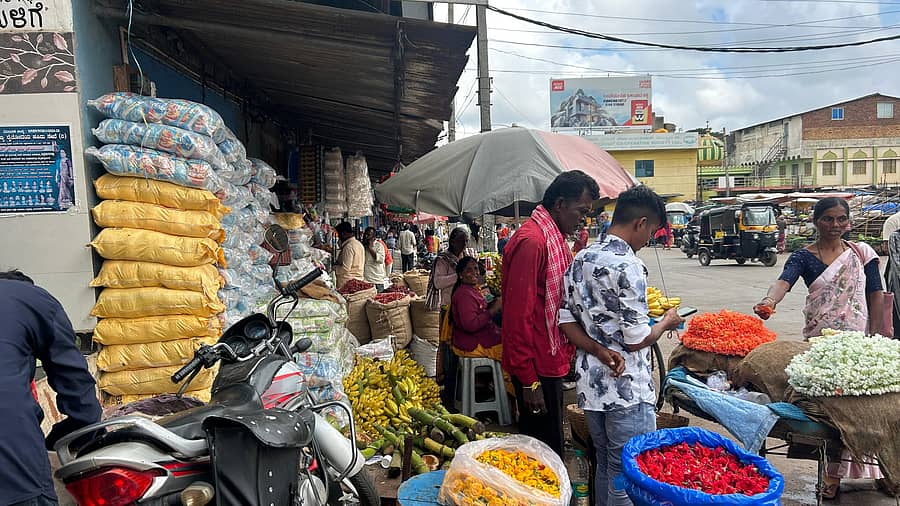 ಚಿತ್ರದುರ್ಗದ ಮೇದೆಹಳ್ಳಿ ರಸ್ತೆಯ ಫುಟ್ಪಾತ್ನಲ್ಲಿ ಮಾರಾಟಕ್ಕೆ ಇಟ್ಟಿರುವ ಸಾಮಗ್ರಿಗಳು ಪ್ರಜಾವಾಣಿ ಚಿತ್ರಗಳು: ವಿ.ಚಂದ್ರಪ್ಪ