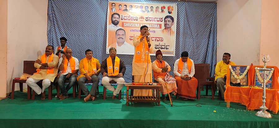 ಮಹಾಲಿಂಗಪುರದ ಸಿದ್ಧಾರೂಢ ಬ್ರಹ್ಮವಿದ್ಯಾಶ್ರಮದಲ್ಲಿ ಶಿವಸೇನೆ ಪಕ್ಷದಿಂದ ಭಾನುವಾರ ಹಮ್ಮಿಕೊಂಡಿದ್ದ ಬಾಗಲಕೋಟೆ ಜಿಲ್ಲಾ ಪರಿವರ್ತನಾ ಪರ್ವ ಕಾರ್ಯಕ್ರಮದಲ್ಲಿ ಸಿದ್ಧಲಿಂಗ ಸ್ವಾಮೀಜಿ ಮಾತನಾಡಿದರು