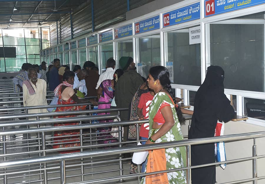 ಹುಬ್ಬಳ್ಳಿಯ ಕೆಎಂಸಿಆರ್‌ಐನ ಹೊರ ರೋಗಿಗಳ ನೋಂದಣಿ ವಿಭಾಗ ಪ್ರಜಾವಾಣಿ ಚಿತ್ರ/ಗುರು ಹಬೀಬ