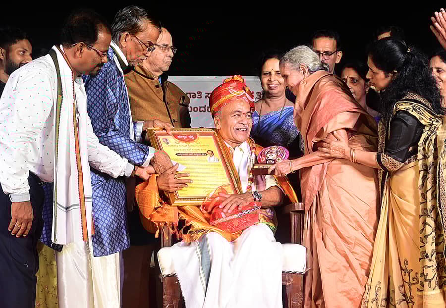 ಮಂಗಳೂರಿನಲ್ಲಿ  ಭಾನುವಾರ ಏರ್ಪಡಿಸಿದ್ದ ಕಾರ್ಯಕ್ರಮದಲ್ಲಿ ತೆಂಕು ತಿಟ್ಟಿನ ಹೆಸರಾಂತ ಭಾಗವತ ರಘುರಾಮ ಹೊಳ್ಳ ಅವರಿಗೆ ‘ಕುಂಬ್ಳೆ ಸುಂದರ ರಾವ್ ಸಂಸ್ಮರಣಾ ಪ್ರಶಸ್ತಿ’ ಪ್ರದಾನ ಮಾಡಲಾಯಿತು. ಗೋಪಾಲಕೃಷ್ಣ ಶೆಟ್ಟಿ, ನಾ.ದಾ.ಶೆಟ್ಟಿ, ಪ್ರಭಾಕರ ಜೋಶಿ, ಕುಂಬಳೆ ಸುಂದರ ರಾವ್‌ ಅವರ ಪತ್ನಿ ಸುಶೀಲಾ ಹಾಗೂ ಕುಟುಂಬದವರು ಭಾಗವಹಿಸಿದ್ದರು ಪ್ರಜಾವಾಣಿ ಚಿತ್ರ