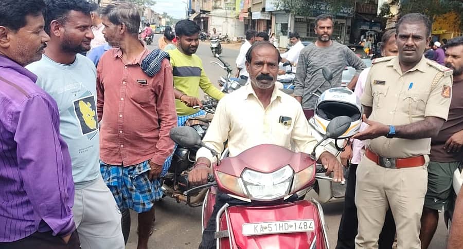 ಹಿರಿಯೂರಿನ ಪ್ರಧಾನ ರಸ್ತೆಯಲ್ಲಿ ಭಾನುವಾರ ನಗರ ಠಾಣೆ ಪಿಎಸ್ಐ ಲಕ್ಷ್ಮಿ ನಾರಾಯಣ್ ಅವರು ಜಾಗೃತಿ ಮೂಡಿಸಿದರು