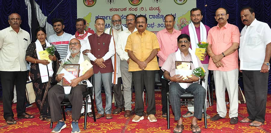 ಮಂಡ್ಯ ನಗರದ ಮಹಿಳಾ ಸರ್ಕಾರಿ ಕಾಲೇಜಿನಲ್ಲಿ ನಡೆದ ಕಾರ್ಯಕ್ರಮದಲ್ಲಿ ನಾಗಮಂಗಲದ ಮುಹಮದ್ ಕಲೀಂಉಲ್ಲಾ (ಸಾಹಿತ್ಯ ಕ್ಷೇತ್ರ), ಹಿರಿಯ ಪತ್ರಕರ್ತ ಮತ್ತೀಗೆರೆ ಜಯರಾಂ (ಪತ್ರಿಕೋದ್ಯಮ ಕ್ಷೇತ್ರ) ಅವರಿಗೆ ಕನ್ನಡ ರಾಜ್ಯೋತ್ಸವ ಪ್ರಶಸ್ತಿ ಪ್ರದಾನ ಮಾಡಲಾಯಿತು
