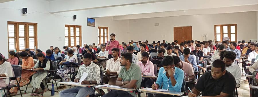 ರಾಯಚೂರು ನಗರದಲ್ಲಿ ಜಿಲ್ಲಾಡಳಿತ ಹಮ್ಮಿಕೊಂಡಿರುವ ಸ್ಪರ್ಧಾತ್ಮಕ ಪರೀಕ್ಷೆಗಳ ಪೂರ್ವಭಾವಿ ಉಚಿತ ತರಬೇತಿಯಲ್ಲಿ ಭಾಗವಹಿಸಿದ್ದ ಅಭ್ಯರ್ಥಿಗಳು