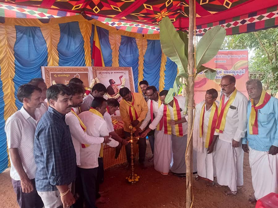 ಮಾಯಕೊಂಡದ ರಾಜ ಹಿರೇಮದಕರಿ ನಾಯಕರ ಸಮಾಧಿ ಜೀರ್ಣೋದ್ಧಾರ ಸಮಿತಿ ವತಿಯಿಂದ ಹಮ್ಮಿಕೊಂಡಿದ್ದ ಕರ್ನಾಟಕ ರಾಜ್ಯೋತ್ಸವ ಹಾಗೂ ಕನಕದಾಸ ಜಯಂತಿ ಆಚರಣೆ ಕಾರ್ಯಕ್ರಮವನ್ನು ಗಣ್ಯರು ಉದ್ಘಾಟಿಸಿದರು