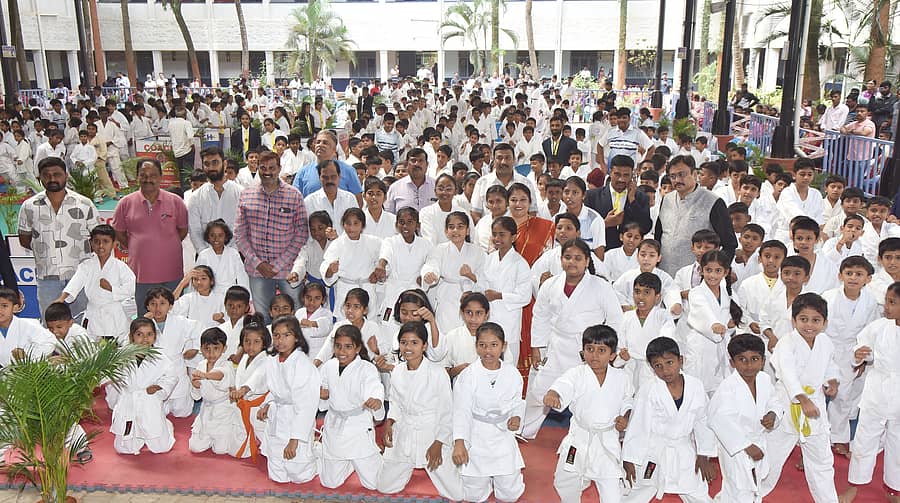 ತುಮಕೂರು ವಿಶ್ವವಿದ್ಯಾಲಯದಲ್ಲಿ ಭಾನುವಾರ ಲಯನ್‌ ಮಾರ್ಷಲ್ ಆರ್ಟ್ಸ್‌ ಅಸೋಸಿಯೇಷನ್‌ ವತಿಯಿಂದ ಆಯೋಜಿಸಿದ್ದ ಕರಾಟೆ ಪಂದ್ಯಾವಳಿಯಲ್ಲಿ ಭಾಗವಹಿಸಿದ್ದ ಮಕ್ಕಳು