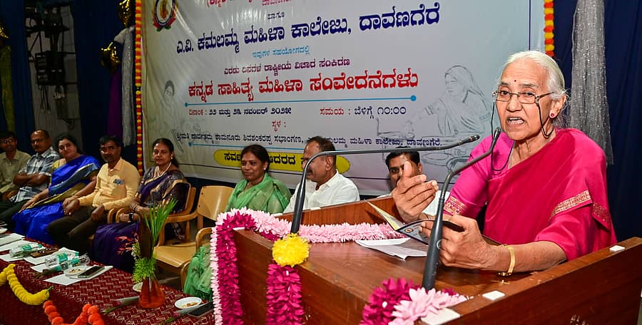 ದಾವಣಗೆರೆಯ ಎವಿಕೆ ಕಾಲೇಜಿನಲ್ಲಿ ‘ಬೇರು – ಚಿಗುರು’ ವತಿಯಿಂದ ಭಾನುವಾರ ಆಯೋಜಿಸಿದ್ದ ಎರಡು ದಿನಗಳ ರಾಷ್ಟ್ರೀಯ ವಿಚಾರ ಸಂಕಿರಣದ ಸಮಾರೋಪ ಸಮಾರಂಭದಲ್ಲಿ ಸಾಹಿತಿ ಬಿ.ಟಿ. ಲಲಿತಾ ನಾಯಕ್ ಮಾತನಾಡಿದರು –ಪ್ರಜಾವಾಣಿ ಚಿತ್ರ