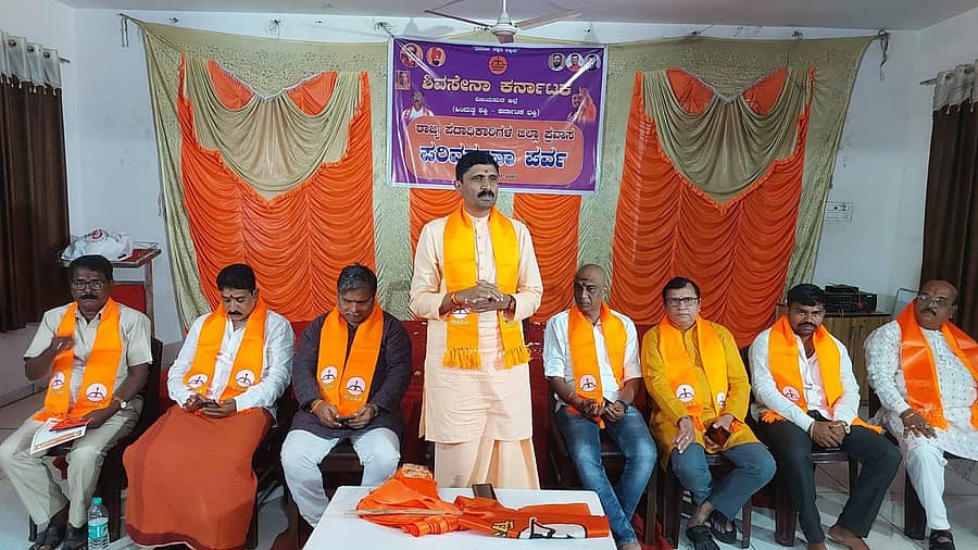 ವಿಜಯಪುರದಲ್ಲಿ ನಡೆದ ಶಿವಸೇನಾ ಪಕ್ಷದ ಸಮಾಲೋಚನಾ ಸಭೆಯಲ್ಲಿ ಸಿದ್ಧಲಿಂಗ ಸ್ವಾಮೀಜಿ ಮಾತನಾಡಿದರು