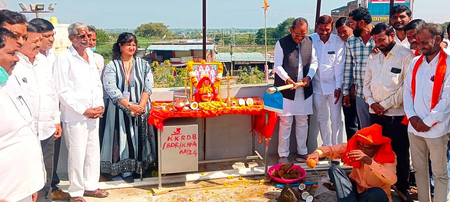 <div class="paragraphs"><p> ಕಮಲನಗರ ಪಟ್ಟಣದ ಸಮುದಾಯ ಆರೋಗ್ಯ ಕೇಂದ್ರವನ್ನು 30 ಹಾಸಿಗೆಯಿಂದ 50 ಹಾಸಿಗೆಗಳಿಗೆ ಉನ್ನತೀಕರಿಸುವ ಕಾಮಗಾರಿಗೆ ಶನಿವಾರ ಶಾಸಕ ಪ್ರಭು ಬಿ.ಚವ್ಹಾಣ ಶಂಕು ಸ್ಥಾಪನೆ ನೆರವೇರಿಸಿದರು.&nbsp;</p></div>