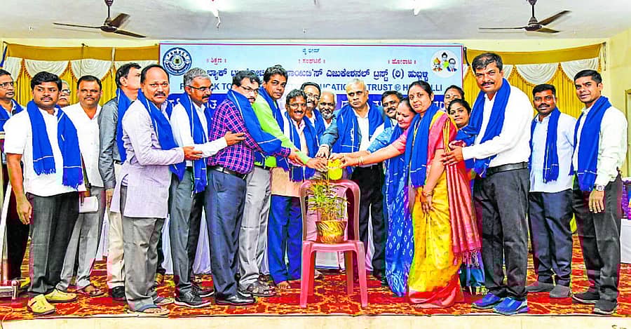 <div class="paragraphs"><p>ಕೊಪ್ಪಳದಲ್ಲಿ ಭಾನುವಾರ ನಡೆದ ಮೋಚಿ (ಮೋಚಿಗಾರ) ಸಮಾಜದ ಪ್ರತಿಭಾವಂತ ವಿದ್ಯಾರ್ಥಿಗಳಿಗೆ ಪ್ರೋತ್ಸಾಹಧನ ವಿತರಣೆ, ಜಿಲ್ಲಾ ಮಟ್ಟದ ಪ್ರತಿಭಾ ಪುರಸ್ಕಾರ ಕಾರ್ಯಕ್ರಮವನ್ನು ಪ್ರಗತಿಪರ ಚಿಂತಕ ಬಸವರಾಜ ಸೂಳಿಭಾವಿ ಹಾಗೂ ಇತರರು ಉದ್ಘಾಟಿಸಿದರು</p></div>