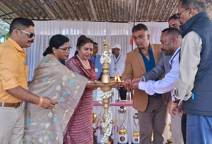 ವಿರಾಜಪೇಟೆ ಸಮೀಪದ ಕಾಕೋಟುಪರಂಬುವಿನ ಕೈಲ್ ಮುಹೂರ್ತ ಸಂಘದ ವಜ್ರ ಮಹೋತ್ಸವದ ಸಮಾರೋಪ ಸಮಾರಂಭಕ್ಕೆ ಬೆಂಗಳೂರಿನ ಕೊಡವ ಸಮಾಜದ ಅಧ್ಯಕ್ಷ ಚಿರಿಯಪಂಡ ಸುರೇಶ್ ಅವರು ಚಾಲನೆ ನೀಡಿದರು.