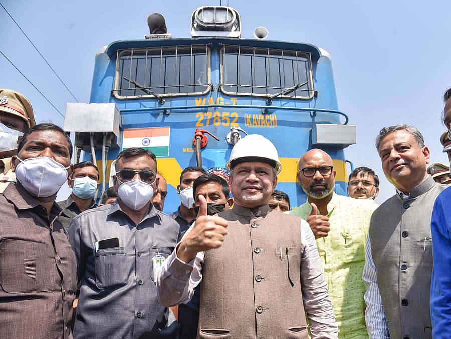 ಆಂಧ್ರಪ್ರದೇಶದ ವಿಕಾರಾಬಾದ್ ಜಿಲ್ಲೆಯಲ್ಲಿ ‘ಕವಚ್’ ಅಳವಡಿಕೆ ಕಾರ್ಯವನ್ನು ರೈಲ್ವೆ ಸಚಿವ ಅಶ್ವಿನಿ ವೈಷ್ಣವ್ ಅವರು ಪರಿಶೀಲಿಸಿದರು (ಸಾಂದರ್ಭಿಕ ಚಿತ್ರ)