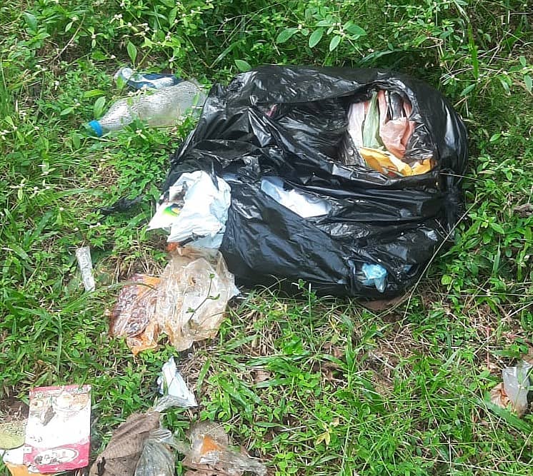 ಮೂಡುಬಿದಿರೆ ಪುರಸಭೆ ವ್ಯಾಪ್ತಿಯ ಕೋಟೆಬಾಗಿಲಿನಲ್ಲಿ ಪ್ಲಾಸ್ಟಿಕ್ ಚೀಲದಲ್ಲಿ ಎಸೆದ ಕಸ