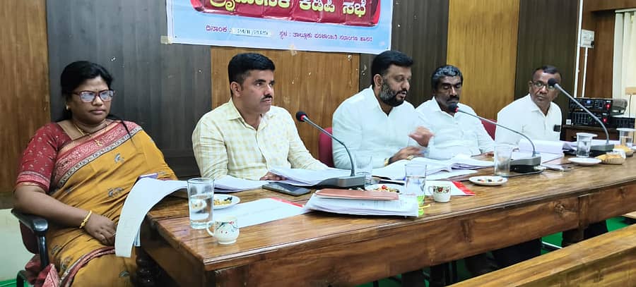 ಹಾಸನದ ತಾಲ್ಲೂಕು ಪಂಚಾಯಿತಿ ಸಭಾಂಗಣದಲ್ಲಿ ಸೋಮವಾರ ನಡೆದ ಸಭೆಯಲ್ಲಿ ಶಾಸಕ ಸ್ವರೂಪ್‌ ಪ್ರಕಾಶ್‌ ಮಾತನಾಡಿದರು