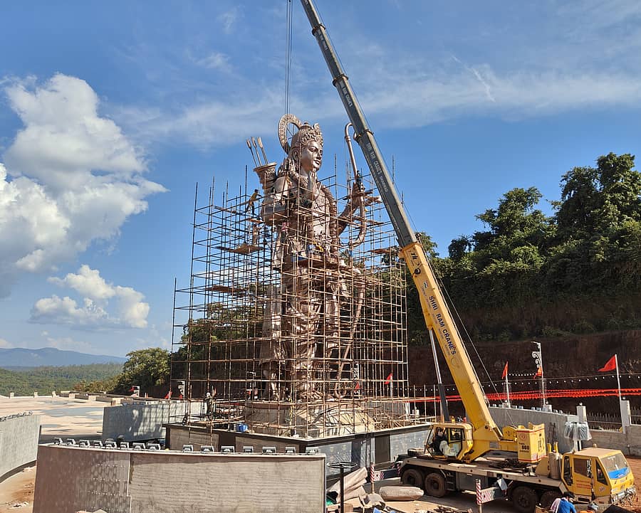 ಗೋವಾದ ಕಾಣಕೋಣ ಸಮೀಪದ ಗೋಕರ್ಣ ಪರ್ತಗಾಳಿ ಜೀವೋತ್ತಮ ಮಠದ ಬಳಿ 77 ಅಡಿ ಎತ್ತರದ ಶ್ರೀರಾಮನ ಪ್ರತಿಮೆಯ ಅಳವಡಿಕೆಯ ಅಂತಿಮ ಹಂತದ ಕಾರ್ಯ ನಡೆಯುತ್ತಿರುವುದು.
–ಪ್ರಜಾವಾಣಿ ಚಿತ್ರ:ಗಣಪತಿ ಹೆಗಡೆ