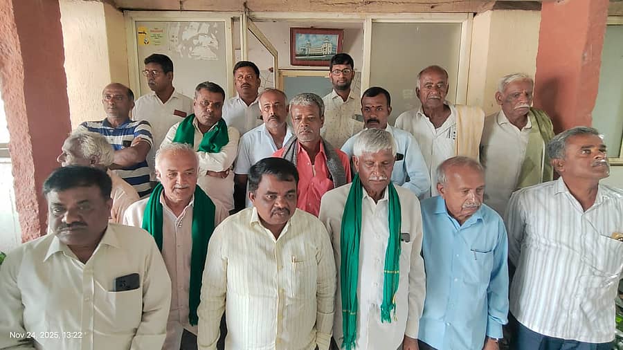 ಚನ್ನರಾಯಪಟ್ಟಣ ಭೂ ಸ್ವಾಧೀನ ವಿರೋಧಿ ಹೋರಾಟ ಸಮಿತಿಯ ಮುಖಂಡರು ಭೂ ಸ್ವಾಧೀನ ರದ್ದು ಪಡಿಸಿರುವ ಆದೇಶ ಜಾರಿಗೆ ಒತ್ತಾಯಿಸಿದರು