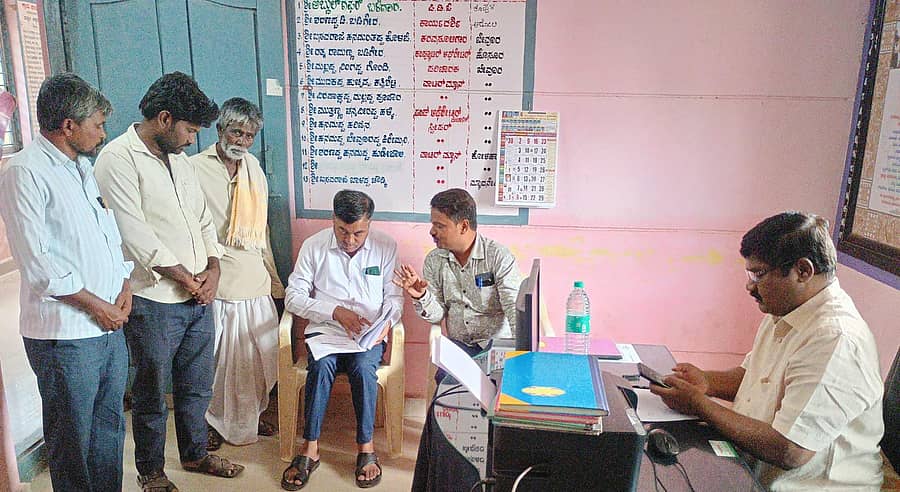 ಯಲಬುರ್ಗಾ ತಾಲ್ಲೂಕು ಬೇವೂರು ಗ್ರಾಮ ಪಂಚಾಯಿತಿಗೆ ಕೊಪ್ಪಳ ಜಿಪಂ ಉಪ ಕಾರ್ಯದರ್ಶಿ ಕೃಷ್ಣಮೂರ್ತಿ ಹಾಗೂ ಇತರರು ಭೇಡಿ ನೀಡಿ ದಾಖಲಾತಿಗಳನ್ನು ಪರಿಶೀಲಿಸಿದರು
