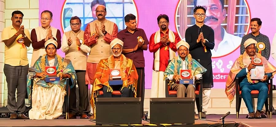 <div class="paragraphs"><p>ರಾಮನಗರ ತಾಲ್ಲೂಕಿನ ಬಿಡದಿ ಕೈಗಾರಿಕಾ ಪ್ರದೇಶದಲ್ಲಿರುವ ಟೊಯೋಟಾ ಕಿರ್ಲೋಸ್ಕರ್ ಮೋಟಾರ್‌ (ಟಿಕೆಎಂ) ಕಂಪನಿಯಲ್ಲಿ ನಡೆದ ‘ನಮ್ಮ ಟೊಯೋಟಾ ಹಬ್ಬ’ದಲ್ಲಿ ವಿವಿಧ ಕ್ಷೇತ್ರಗಳ 8 ಸಾಧಕರಿಗೆ ಗಣ್ಯರು ‘ಟೊಯೋಟಾ ಚೈತನ್ಯ ಪುರಸ್ಕಾರ’ ಪ್ರದಾನ ಮಾಡಿದರು.</p></div>