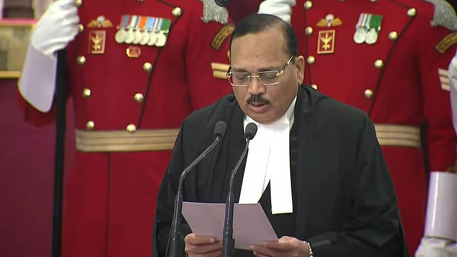 <div class="paragraphs"><p>ದೇಶದ 53ನೇ ಮುಖ್ಯ ನ್ಯಾಯಮೂರ್ತಿಯಾಗಿ ನ್ಯಾ. ಸೂರ್ಯ ಕಾಂತ್ ಪ್ರಮಾಣ ವಚನ ಸ್ವೀಕರಿಸಿದರು</p><p></p></div>