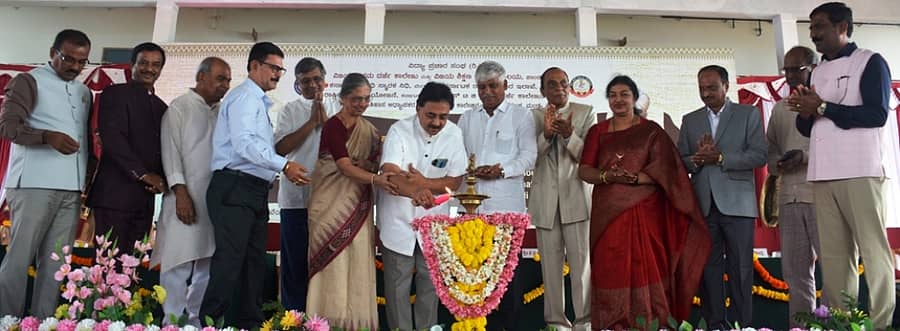 ಪಾಂಡವಪುರ ಪಟ್ಟಣದ ವಿಜಯ ಕಾಲೇಜಿನಲ್ಲಿ ಸೋಮವಾರ ಆಯೋಜಿಸಿದ್ದ ‘ಮರಳಿ ಮನಕೆ–ಗಾಂಧಿ ಮತ್ತು ನಾಲ್ವಡಿ ಕೃಷ್ಣರಾಜ ಒಡೆಯರ್ ಅವರ ಚಿಂತನೆಗಳ ಪ್ರಸ್ತುತಿ’ ವಿಚಾರ ಸಂಕಿರಣವನ್ನು ಗಾಂಧಿ ಸ್ಮಾರಕ ನಿಧಿಯ ಅಧ್ಯಕ್ಷ ವೂಡೇ ಪಿ.ಕೃಷ್ಣ ಉದ್ಫಾಟಿಸಿದರು