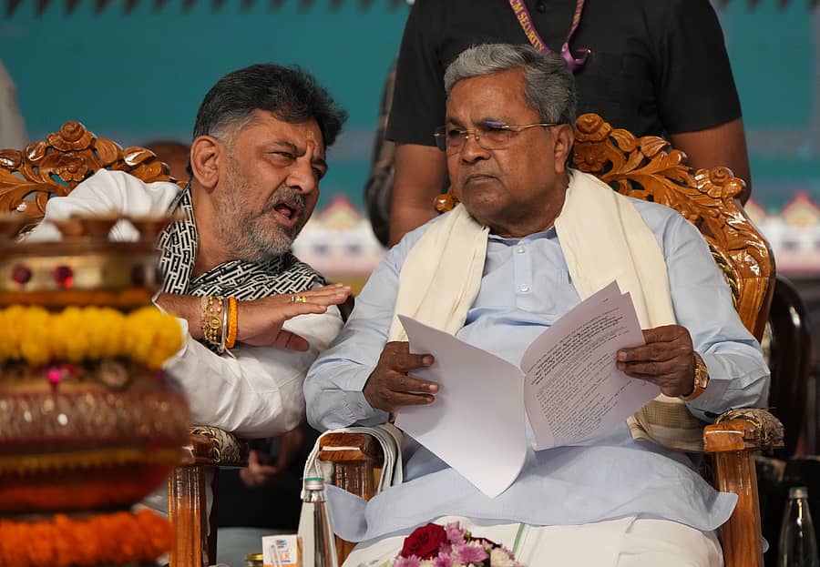 ಶಿಡ್ಲಘಟ್ಟದಲ್ಲಿ ನಡೆದ ವಿವಿಧ ಅಭಿವೃದ್ಧಿ ಕಾಮಗಾರಿಗಳ ಶಂಕುಸ್ಥಾಪನೆ ಮತ್ತು ಉದ್ಘಾಟನಾ ಕಾರ್ಯಕ್ರಮದಲ್ಲಿ ಮುಖ್ಯಮಂತ್ರಿ ಸಿದ್ದರಾಮಯ್ಯ ಮತ್ತು ಉಪಮುಖ್ಯಮಂತ್ರಿ ಡಿ.ಕೆ.ಶಿವಕುಮಾರ್ ಮಾತುಕತೆ